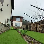 вивиан - модерна за гости Villa Reselets