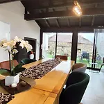 вивиан - модерна за гости Villa Reselets