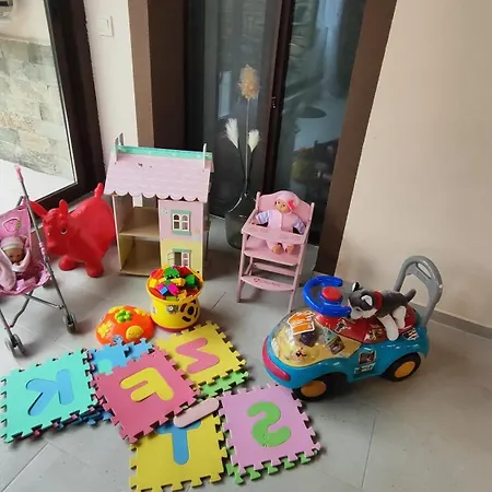 вивиан - модерна за гости 빌라 Reselets