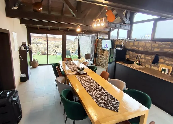 вивиан - модерна за гости ヴィラ Reselets