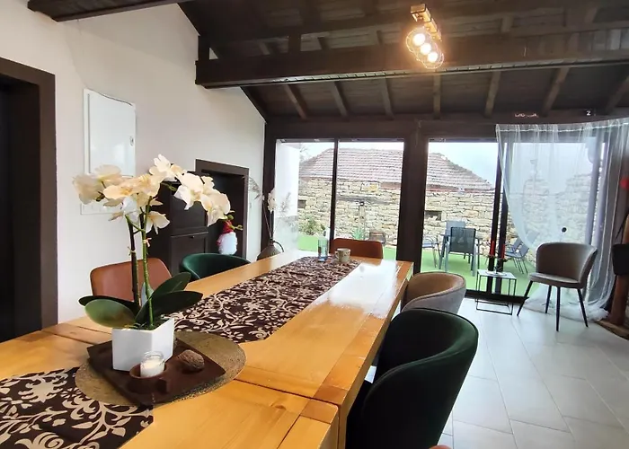 вивиан - модерна за гости ヴィラ Reselets